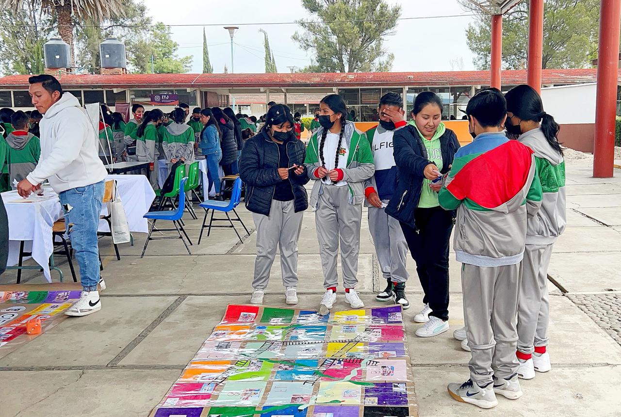 Participaron estudiantes de la UATx en ferias educativas